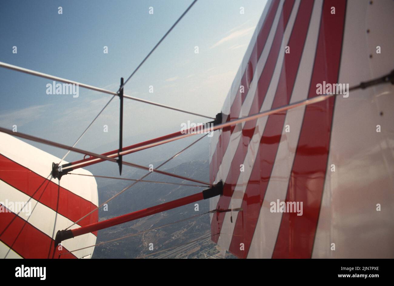 Biplano en vuelo vertical Foto de stock