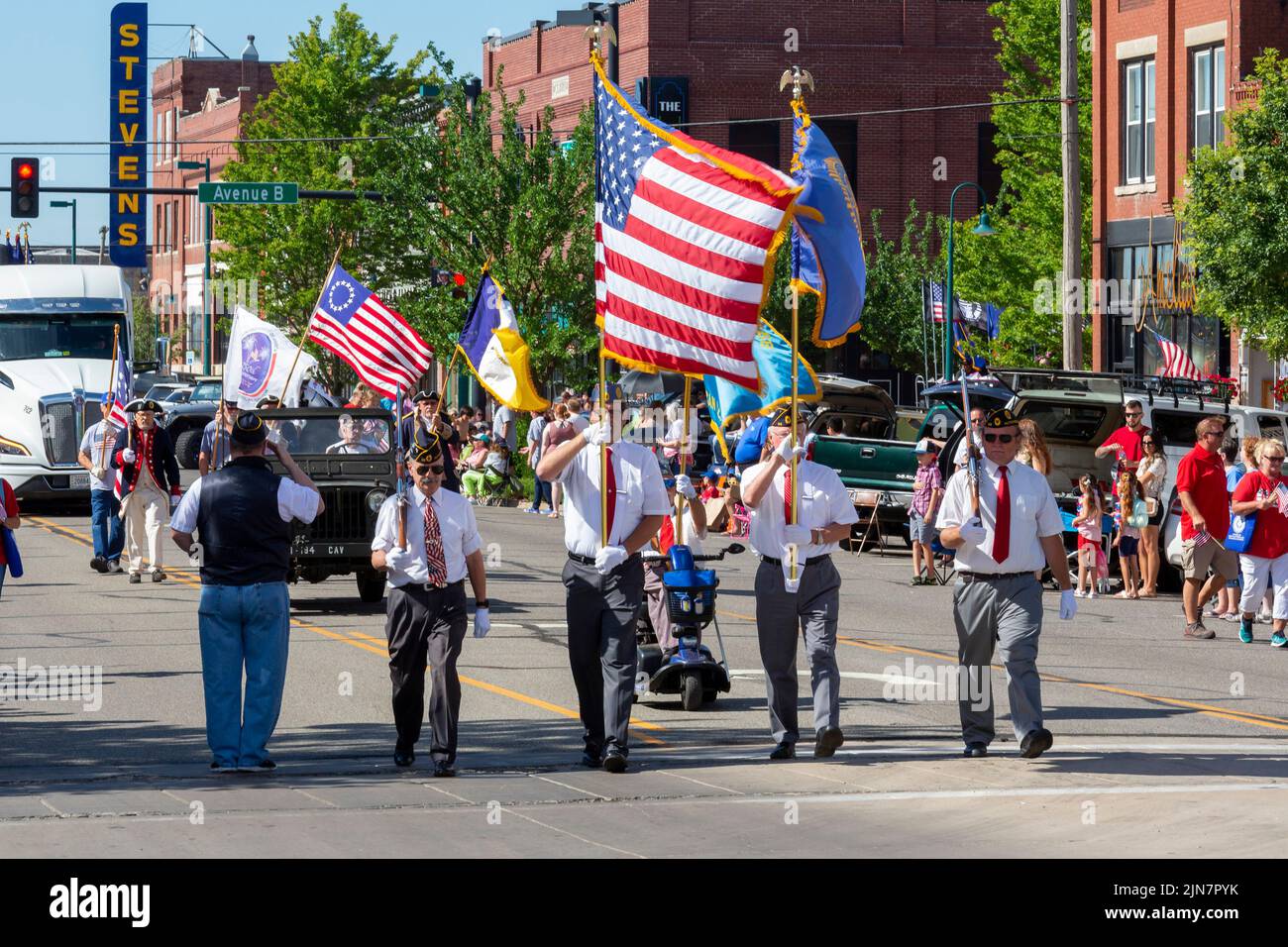 Hutchinson, Kansas - Veteranos marchan en el 'Patriots Parade' anual del 4 de julio en la zona rural de Kansas. Foto de stock