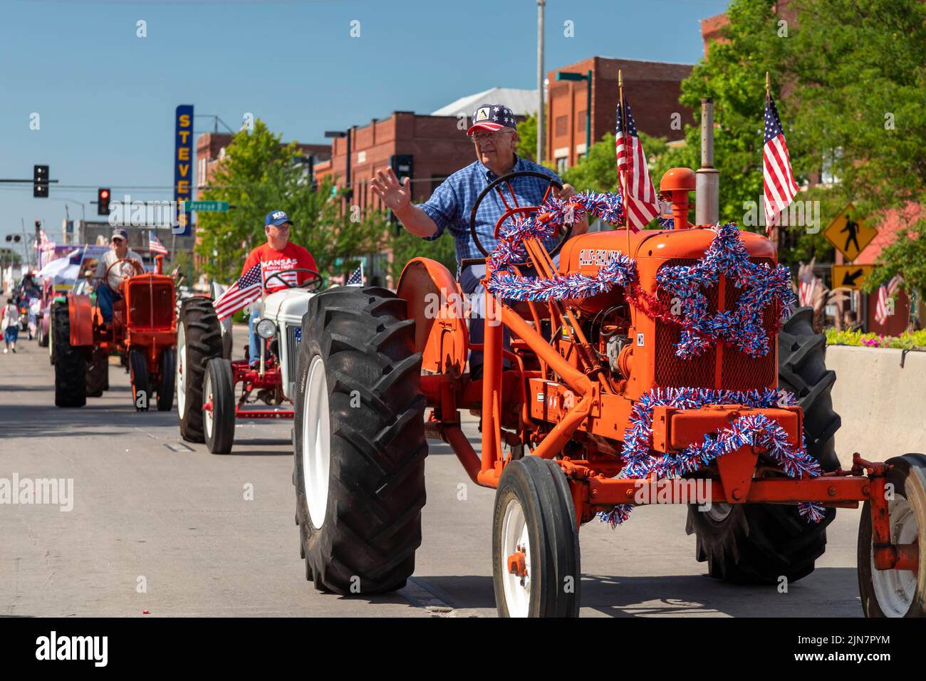 Hutchinson, Kansas - Tractores se unen al 'Patriots Parade' anual del 4 de julio en la zona rural de Kansas. Foto de stock