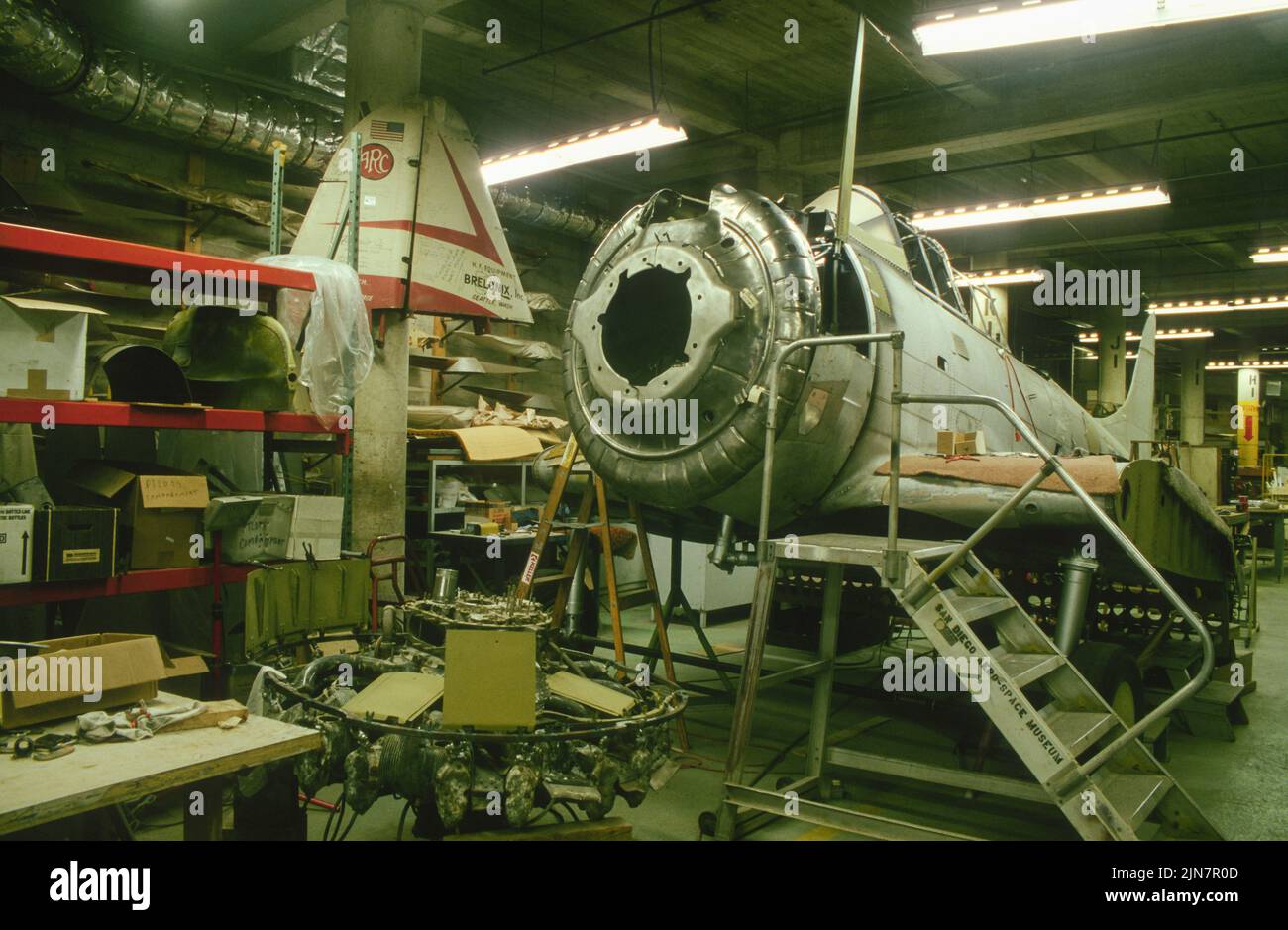 Douglas Dauntless SBD está siendo restaurado en el sótano del Museo Aeroespacial de San Diego Foto de stock