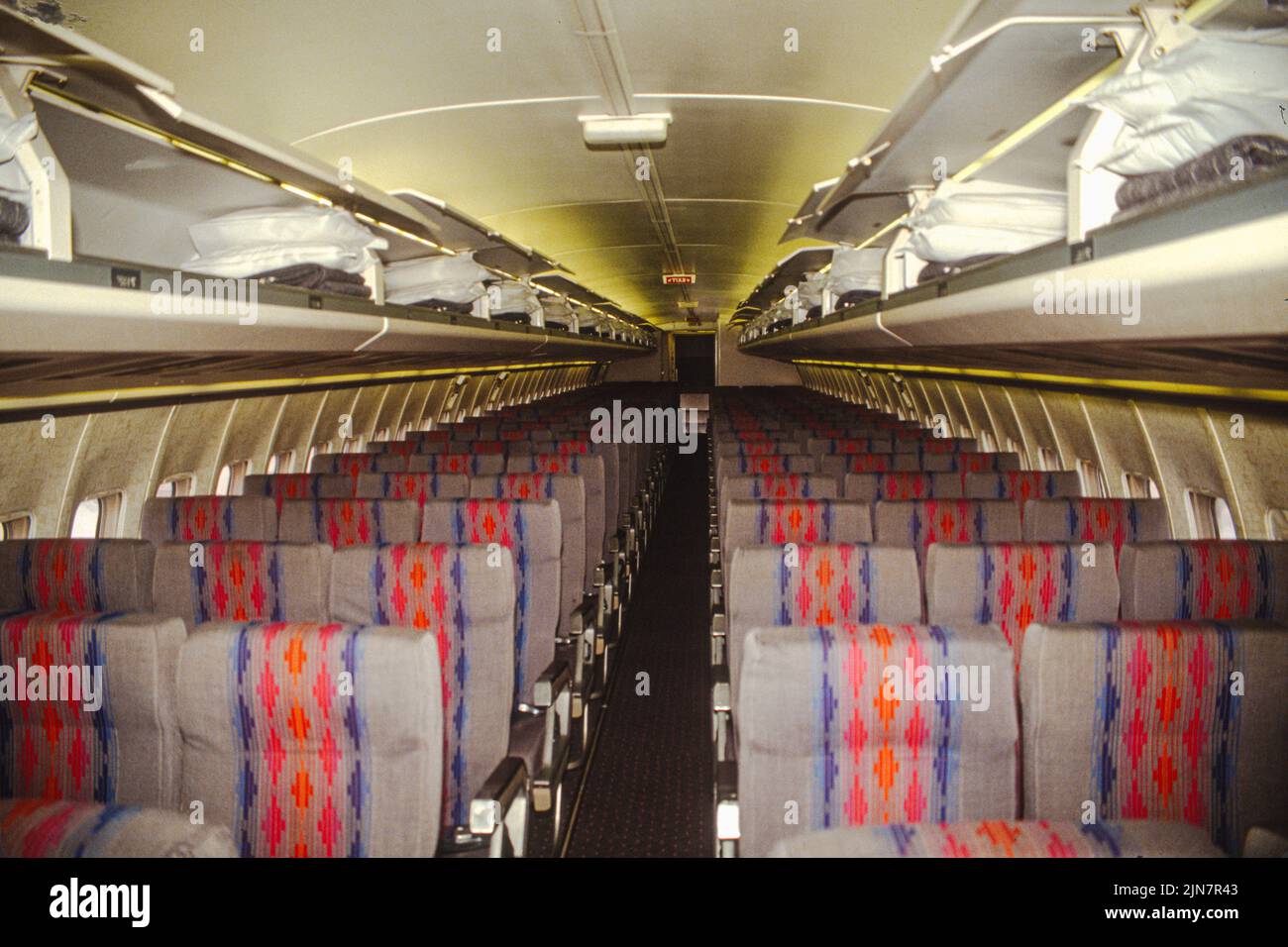 Interior de un avión comercial Foto de stock