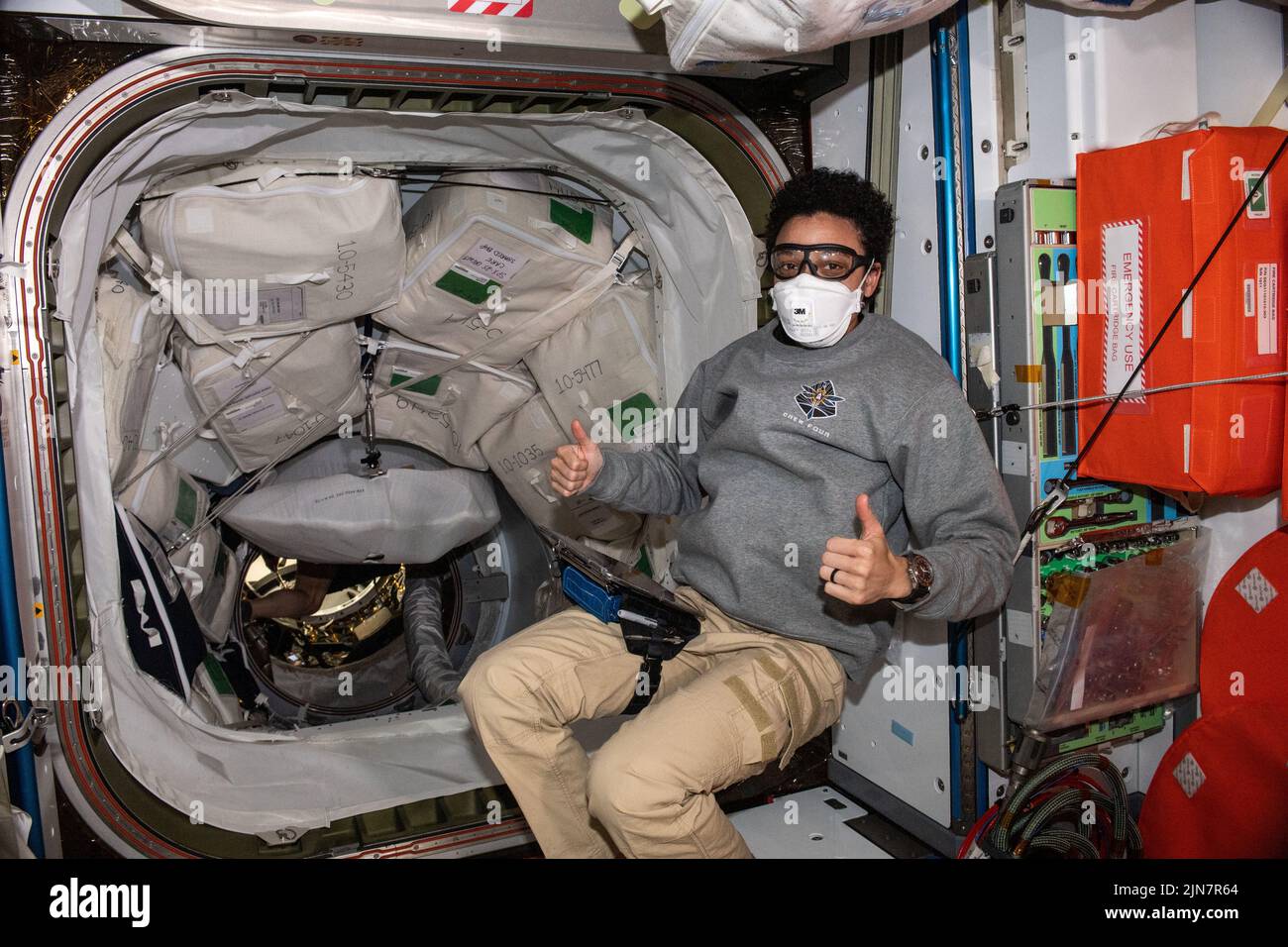 Atmósfera de la Tierra. 16th de julio de 2022. La astronauta Jessica Watkins usa equipo de protección personal como medida de precaución antes de entrar en la nave de reabastecimiento del SpaceX Dragon. Crédito: NASA/ZUMA Press Wire Service/ZUMAPRESS.com/Alamy Live News Foto de stock