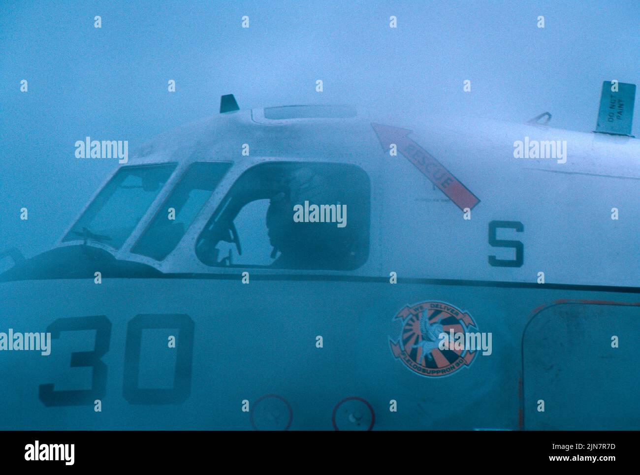 Grumman C-2A taxis en la niebla en una cubierta portaaviones Foto de stock