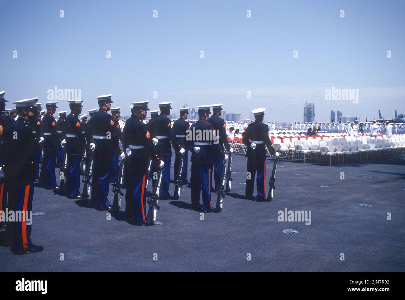 Guardia de honor del Cuerpo de Infantería de Marina de los Estados Unidos a bordo de un portaaviones de la Marina de los Estados Unidos Foto de stock