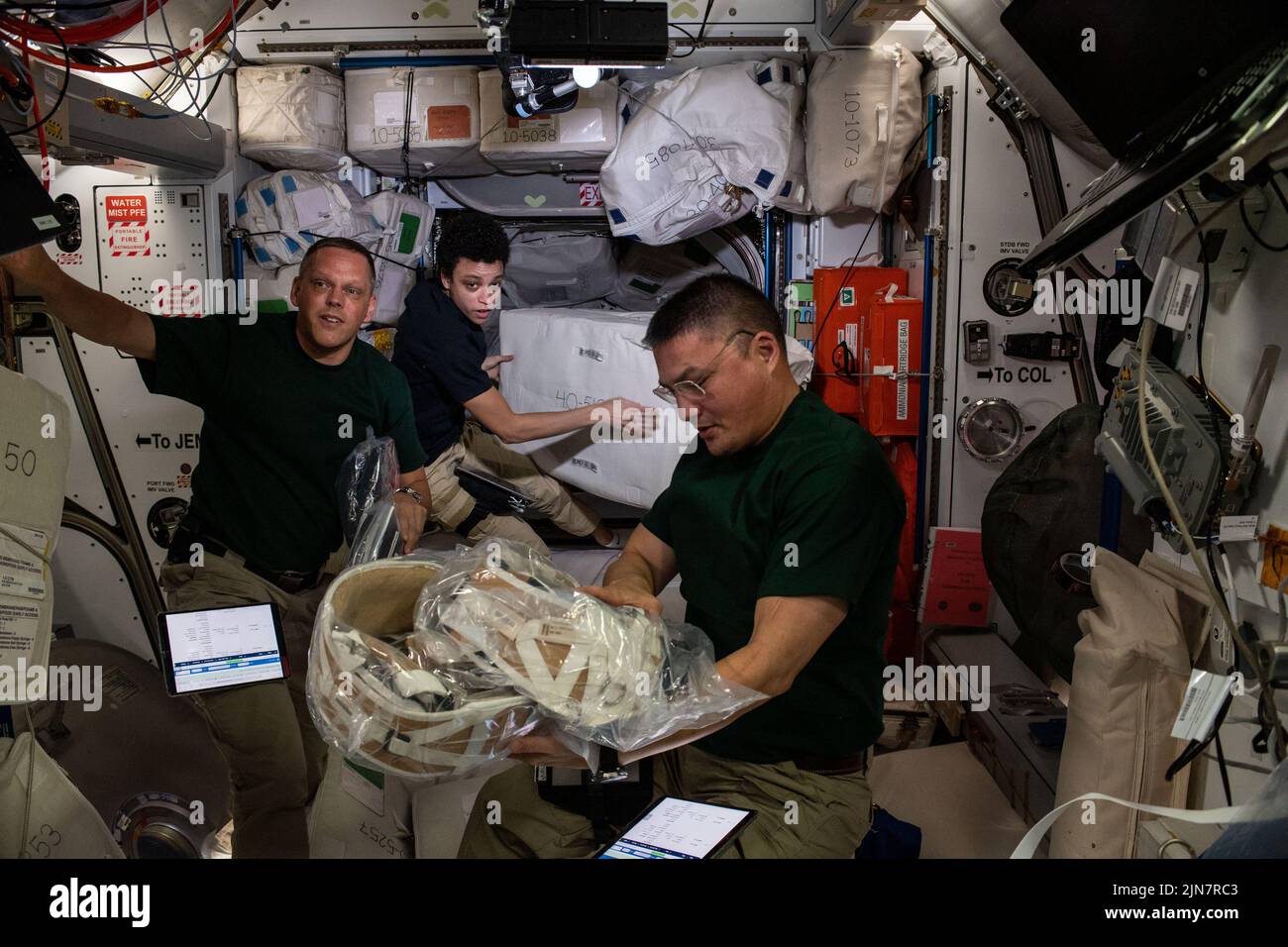 Atmósfera de la Tierra. 16th de julio de 2022. Los astronautas de la NASA descargan carga y experimentos científicos críticos en el tiempo desde el buque de reabastecimiento del SpaceX Dragon. Crédito: NASA/ZUMA Press Wire Service/ZUMAPRESS.com/Alamy Live News Foto de stock