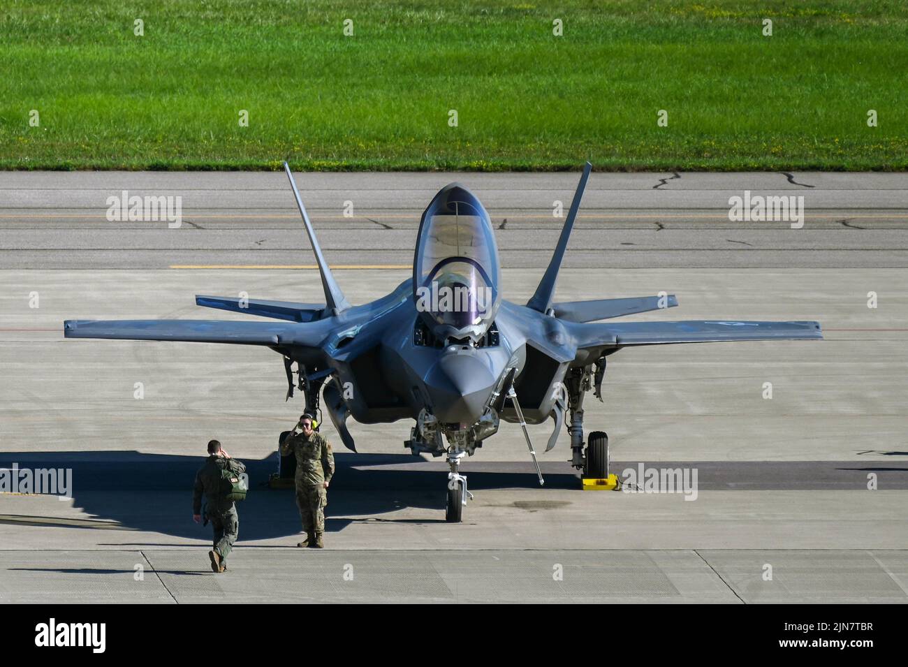 Un mantenedor del Grupo de Mantenimiento 33rd, 33rd Fighter Wing, Eglin