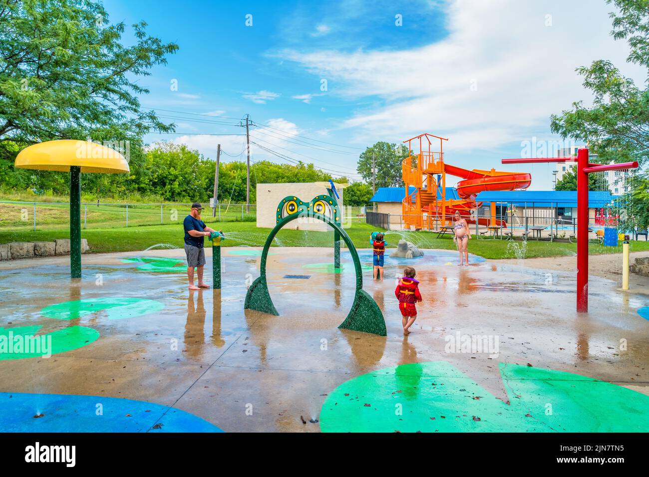 La familia disfruta de un lugar para chapotear en Earl Haig Family Fun Park, que es un parque acuático público, en Brantford, Ontario, Canadá Foto de stock