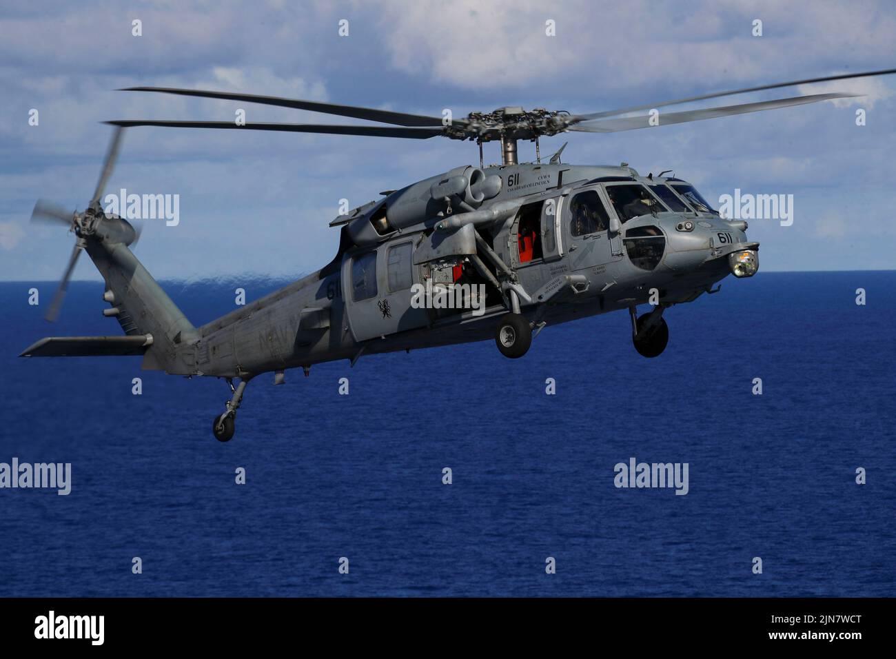 OCÉANO PACÍFICO (7 de agosto de 2022) Un helicóptero MH-60s Sea Hawk, asignado a los “Chargers” del Helicopter Sea Combat Squadron (HSC) 14, vuela por el portaaviones de clase Nimitz USS Abraham Lincoln (CVN 72) durante una demostración de potencia aérea para los huéspedes embarcados. El Abraham Lincoln Carrier Strike Group está llevando a cabo operaciones rutinarias en la Flota 3rd de los Estados Unidos. (EE. UU Foto de la Marina por el Especialista en Comunicación de Masas 2nd Clase Jeffrey F. Yale) Foto de stock