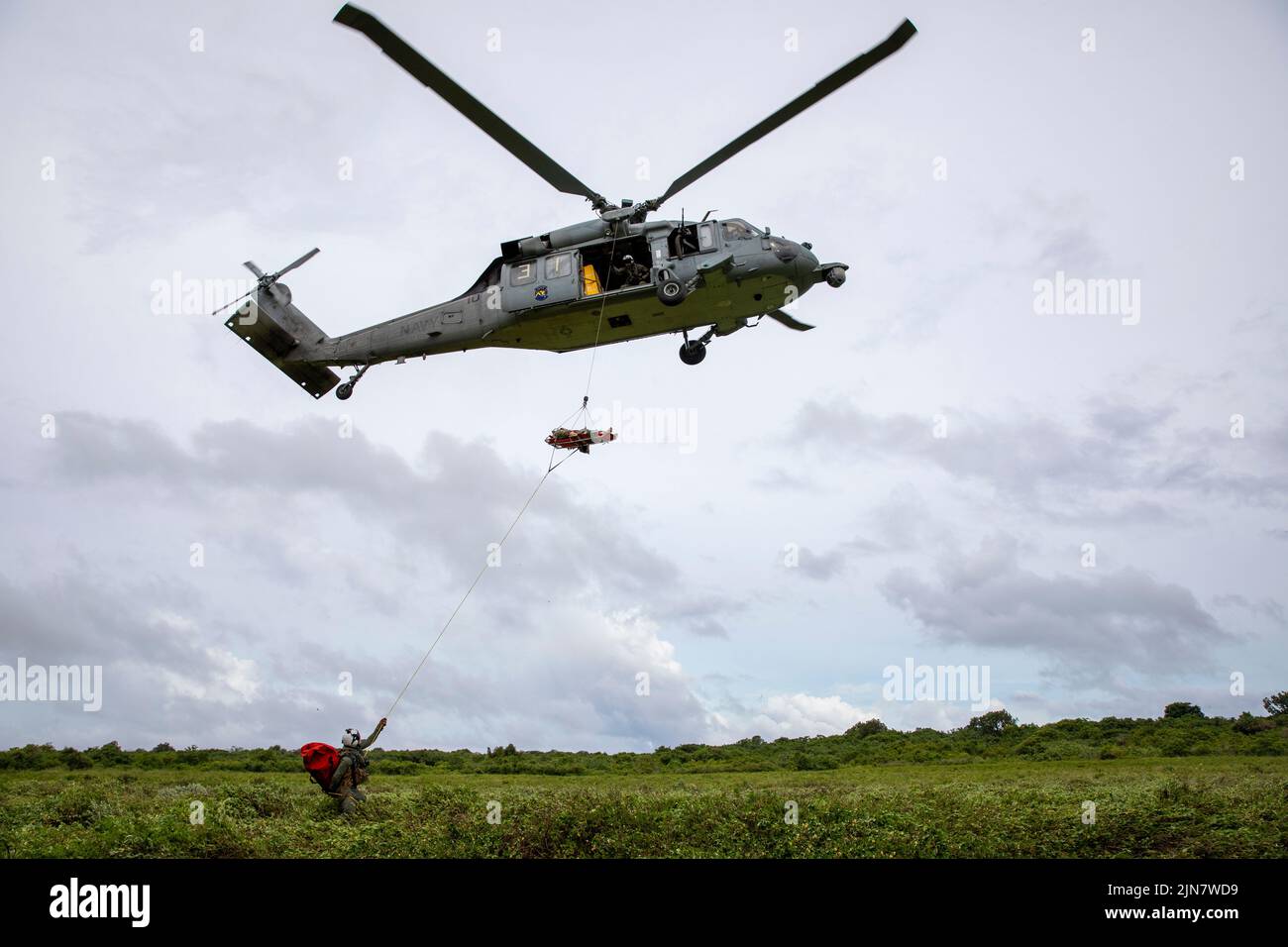 BARRIGADA, Guam (27 de julio de 2022) Los marineros adscritos a la Unidad Móvil de Eliminación de Armas Explosivas Cinco (EODMU5), entrenan con el Escuadrón de Combate Marítimo de Helicóptero 25 (HSC-25), transportando una víctima simulada en combate. El HSC-25 mantiene una postura de alerta de búsqueda y rescate de 24 horas y evacuación médica, apoyando directamente a la Guardia Costera de los Estados Unidos, el Sector Guam y las Marianas de la Región Conjunta. El HSC-25 garantiza la paz y la seguridad marítimas en el Área de Responsabilidad de la Flota 7th de Estados Unidos. (EE. UU Foto de la Marina por el Especialista en Comunicación de Masas 3rd Clase Neil Forshay) Foto de stock