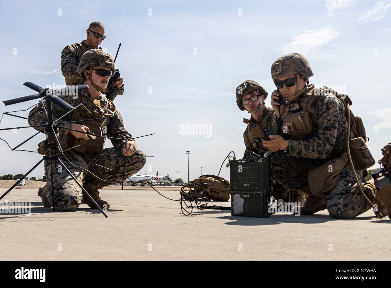 Marines de los EE.UU. Del Equipo Móvil de Control de Tráfico Aéreo Marino (MMT), Escuadrón de Control Aéreo Marino 1, 3rd Marine Aircraft Wing, contacte al centro de operaciones de combate del Aeropuerto Internacional Fresno Yosemite, Fresno, California, 4 de agosto de 2022. El MMT coordinó las comunicaciones entre las unidades aéreas y terrestres en apoyo de las operaciones del Grupo de Tareas Marino-Aire-Tierra en apoyo del Ejercicio de Verano de 22. Summer Fury 22 está diseñado para mejorar la integración de la Fuerza de Tarea Marina-Aire-Tierra y aumentar la competencia en las operaciones de aviación con una capacitación realista y relevante para garantizar la mayor capacidad de la Marina Foto de stock