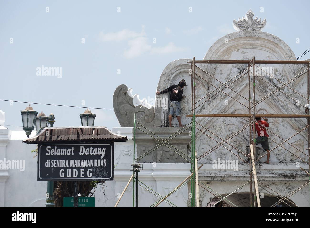 Yogyakarta, Indonesia - Circa 2018: Los trabajadores revitalizan la construcción del patrimonio de Plengkung Wijilan. Foto de stock