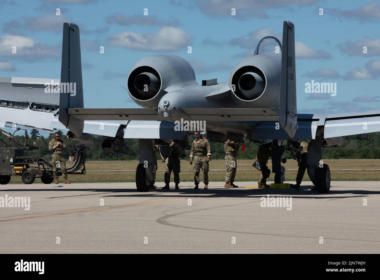 Los Aeronaves de la Fuerza Aérea de los Estados Unidos asignados al Escuadrón de Mantenimiento de Aeronaves 127th, de la Guardia Nacional Aérea de Michigan, comienzan los procedimientos de reabastecimiento de combustible para un A-10 Thunderbolt II para un Turno de Combate Integrado como parte de la Huelga Norte 22-2 en el Campo Aéreo del Ejército de Grayling, Grayling, Mich., 9 de agosto de 2022. Northern Strike está diseñado para desafiar a aproximadamente 7.400 miembros del servicio con múltiples formas de capacitación que promueven la interoperabilidad entre socios multicomponentes, multinacionales e interinstitucionales. Foto de stock