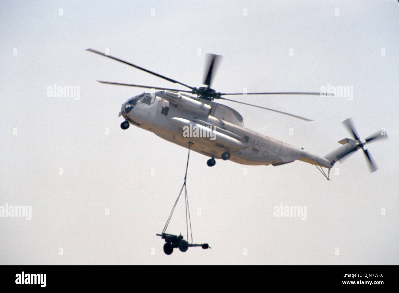 El Cuerpo de Marines de los Estados Unidos, CH-53D Sea Stallion entrega artillería Foto de stock