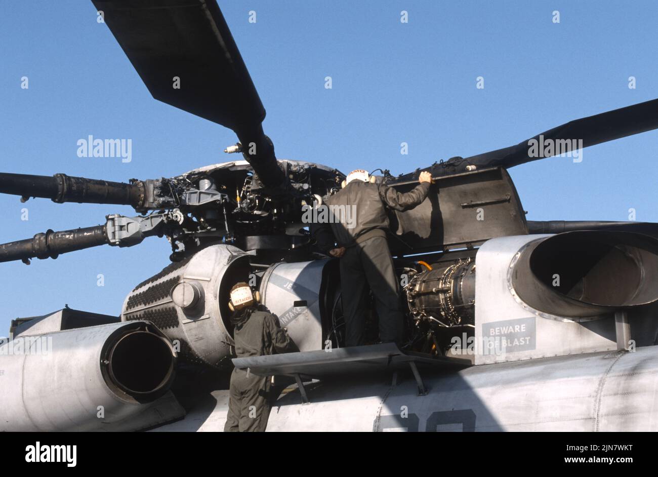 Mantenimiento en un USMC CH-53E Super Stallion Foto de stock