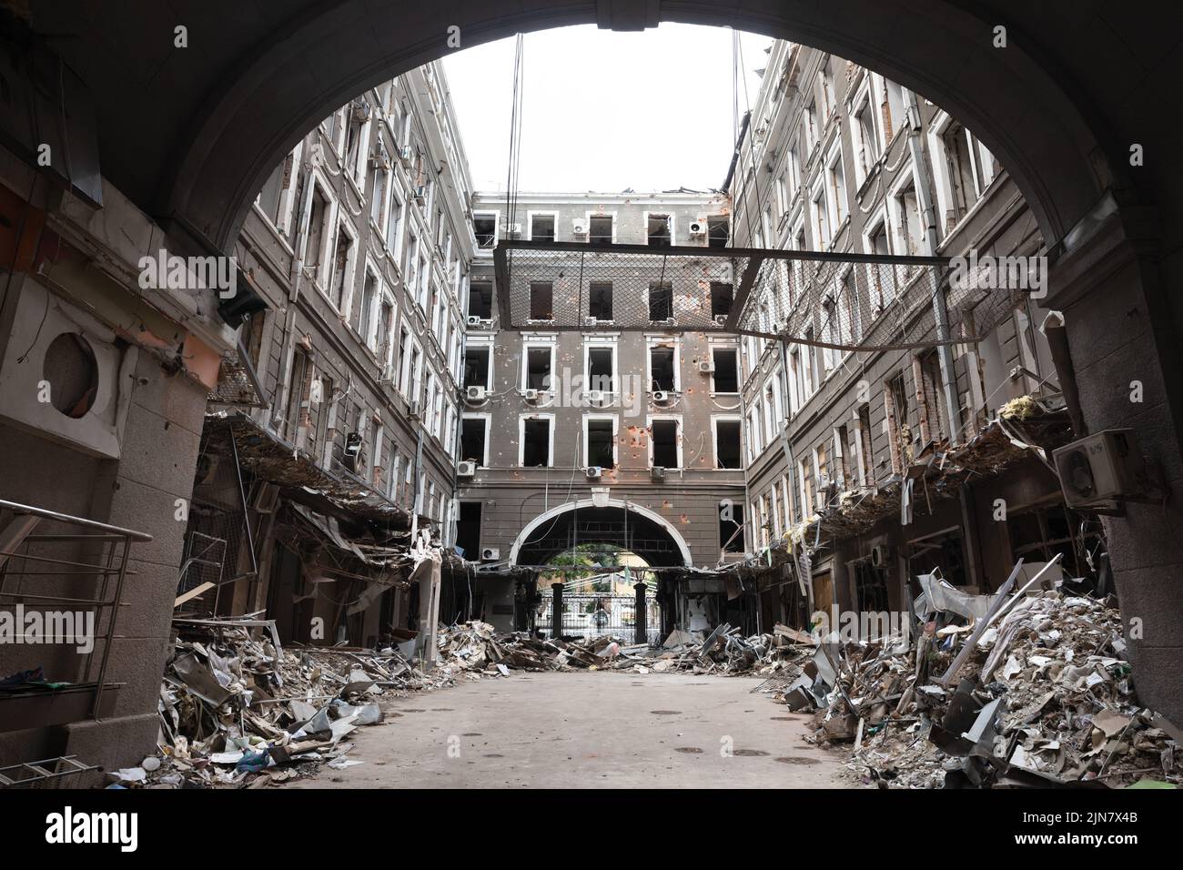 Kharkiv, Ucrania. 1st de Ago de 2022. Un apartamento en ruinas visto en Kharkiv. Edificio destruido en el centro histórico de Kharkiv, Ucrania - 1 Ago 2022 (Imagen de crédito: © Mykhaylo Palinchak/SOPA Images via ZUMA Press Wire) Foto de stock