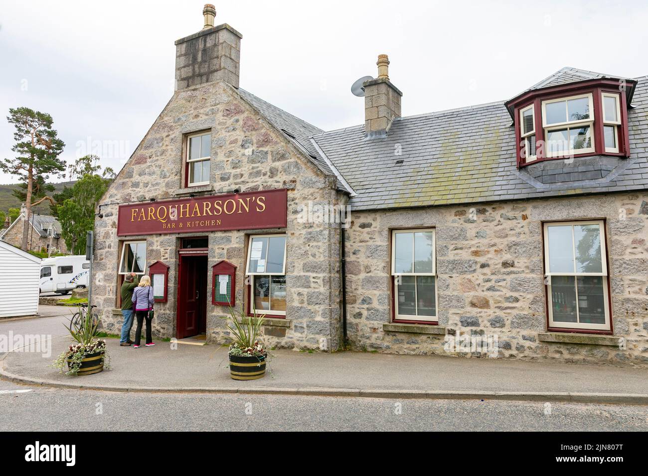 Braemar pueblo y Farquharsons restaurante bar en el pueblo, Aberdeenshire, Escocia, Reino Unido, verano de 2022 Foto de stock