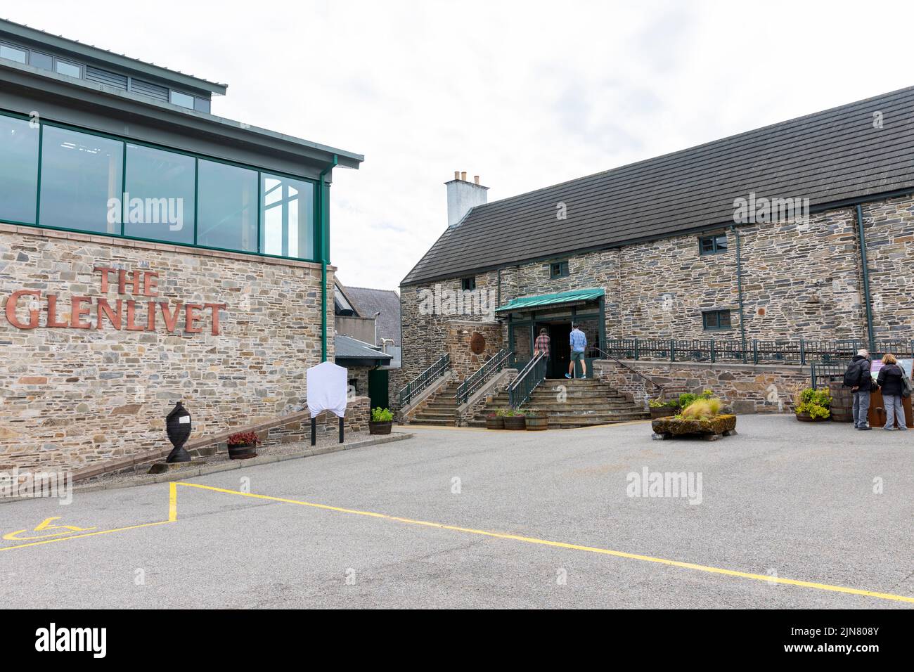 La destilería de whisky Glenlivet y centro de visitantes en Speyside Moray, Escocia, Reino Unido, verano de 2022 Foto de stock