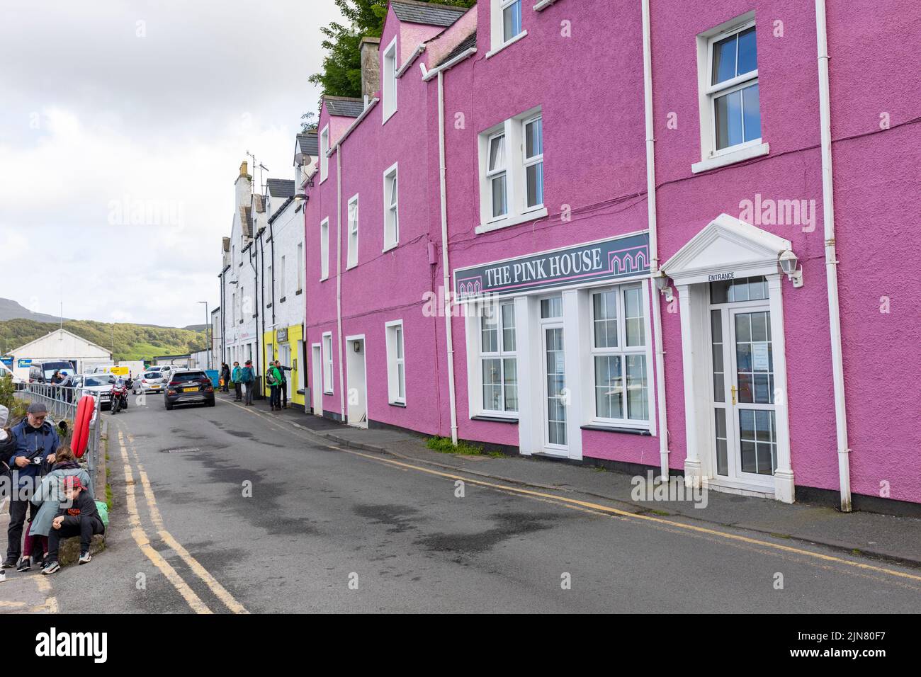 Portree Isla de Skye, la casa de huéspedes Pink House en el puerto de Portree, Escocia, Reino Unido, verano de 2022 Foto de stock