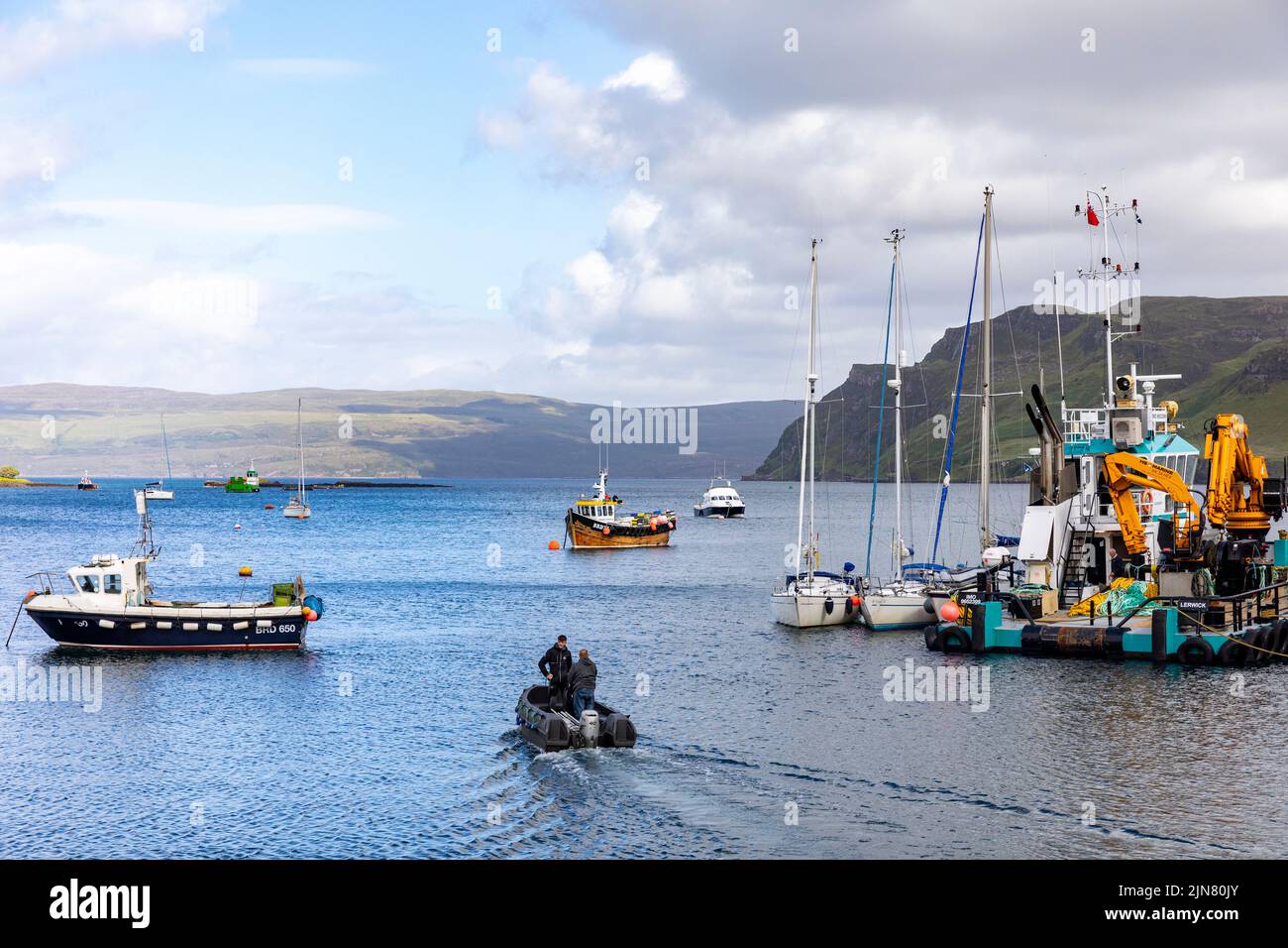 Isla de Skye, puerto de Portree y barcos amarrados en el puerto, Escocia, Reino Unido, verano de 2022 Foto de stock