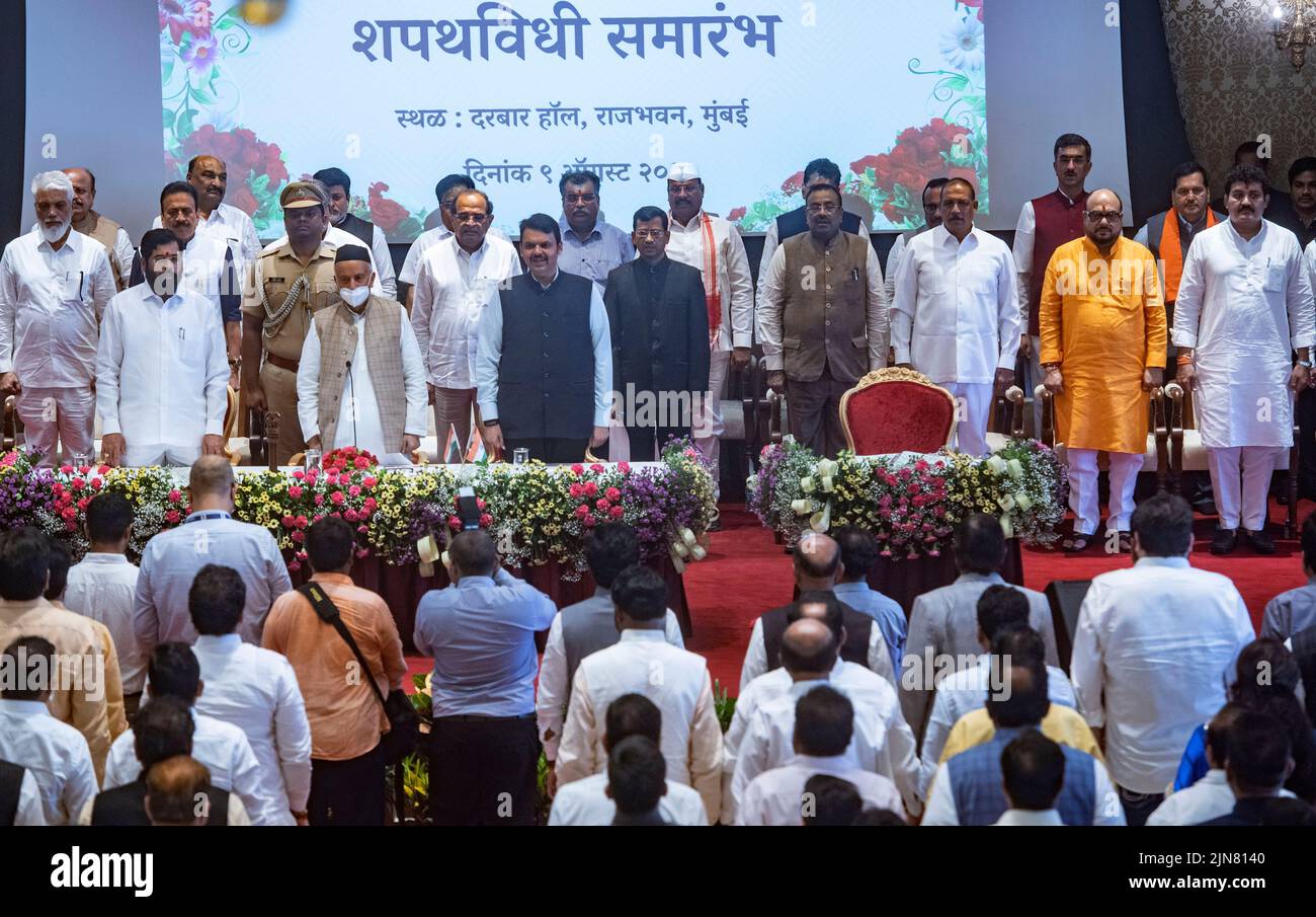 MUMBAI, INDIA - AGOSTO 9: Maharashtra CM Eknath Shinde, Diputado CM Devendra Fadnavis, Gobernador Bhagat Singh Koshyari durante la ceremonia de juramento del gabinete Maharashtra Raj Bhavan el 9 de agosto de 2022 en Mumbai, India. Más de un mes después de convertirse en el ministro principal de Maharashtra, Eknath Shinde amplió su gabinete el martes. 18 ministros, nueve cada uno, del grupo Shinde y el BJP juraron como ministros en el gabinete estatal. (Foto de Satish Bate/Hindustan Times/Sipa USA) Foto de stock