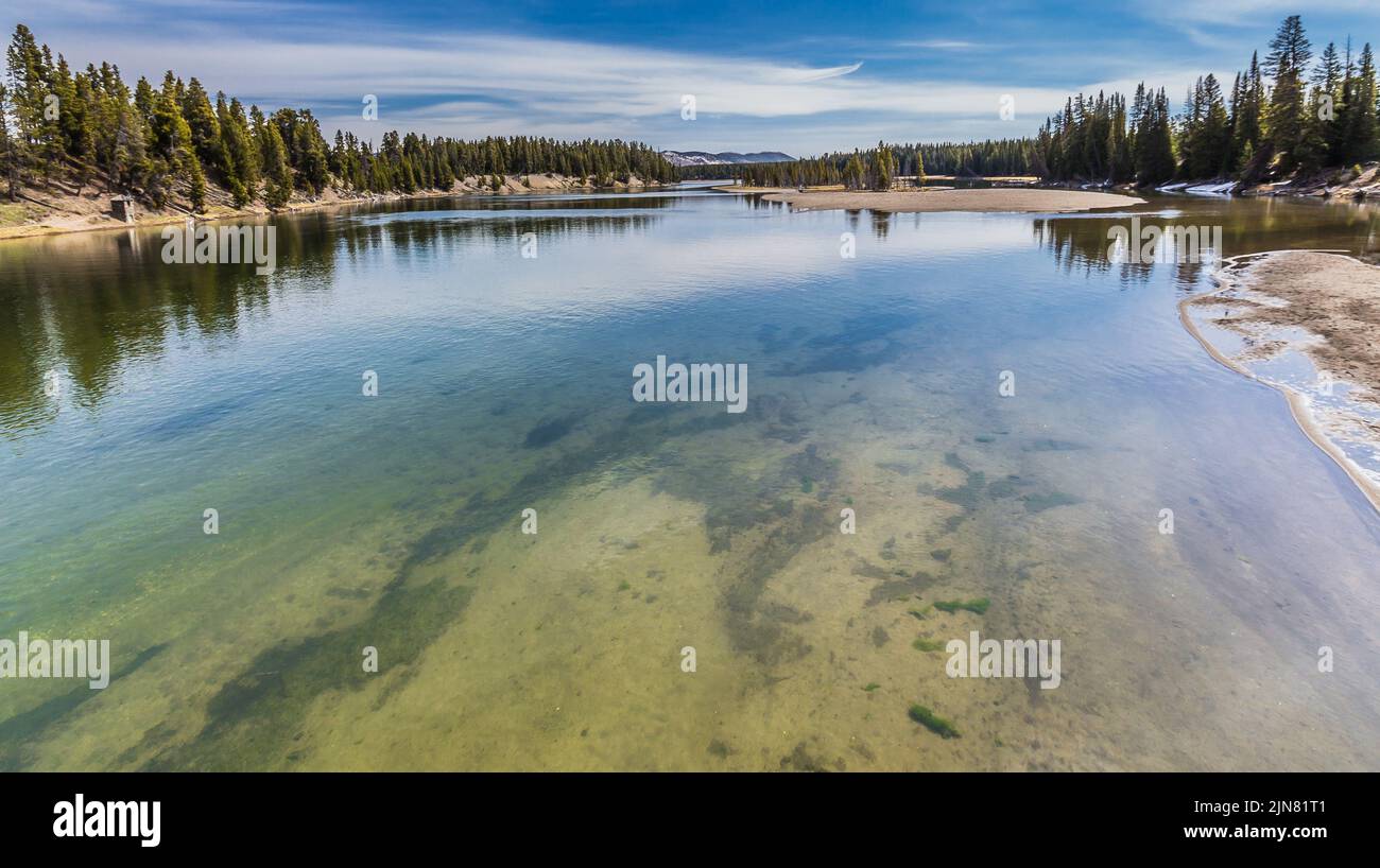 El río Yellowstone tomado desde el puente de pesca en el Parque Nacional Yellowstone, Wyoming, EE.UU Foto de stock