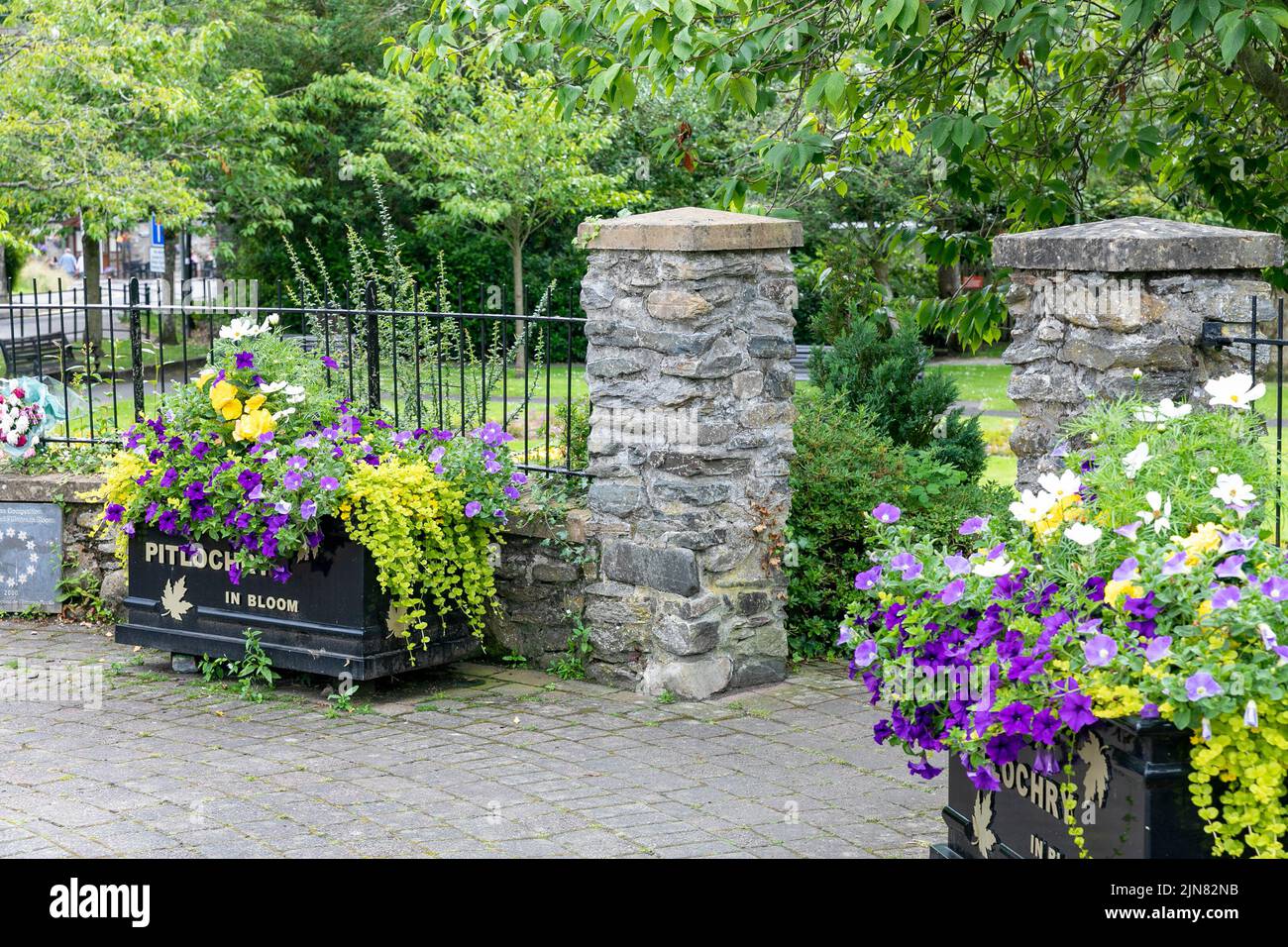 Centro de la ciudad de Pitlochry en flor, flores floreciendo en el verano de 2022, Pitlochry, Escocia, Reino Unido Foto de stock