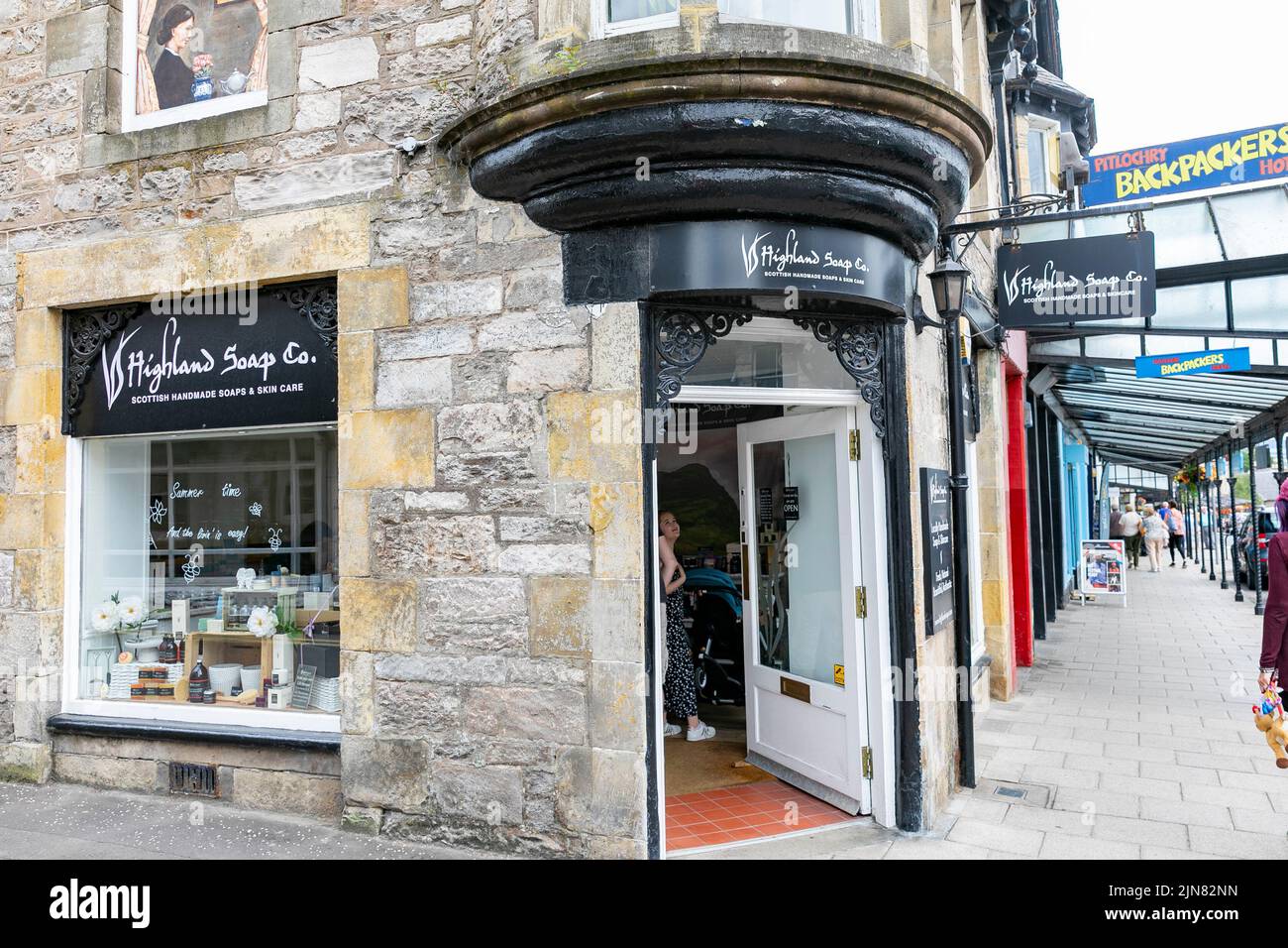 Pitlochry ciudad en Perthshire, Highland jabón empresa tienda en la ciudad, Escocia, Reino Unido, verano de 2022 Foto de stock