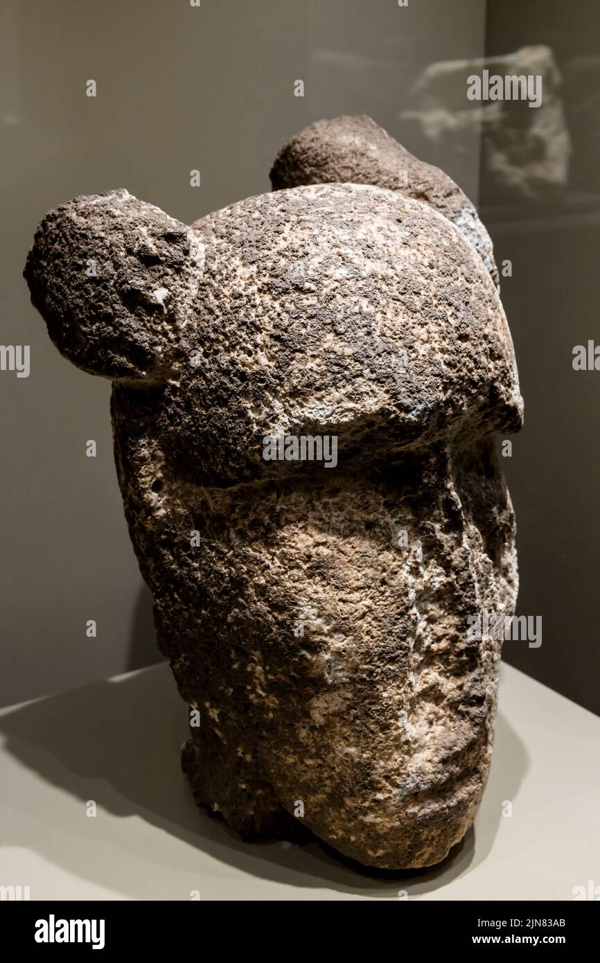 Estatua de una cabeza con dos patas, tallado de piedra caliza, Museo Sanlıurfa, neolítico, de Karahantepe, Sanliurfa (Urfa), Turquía, Asia Menor, Asia Foto de stock