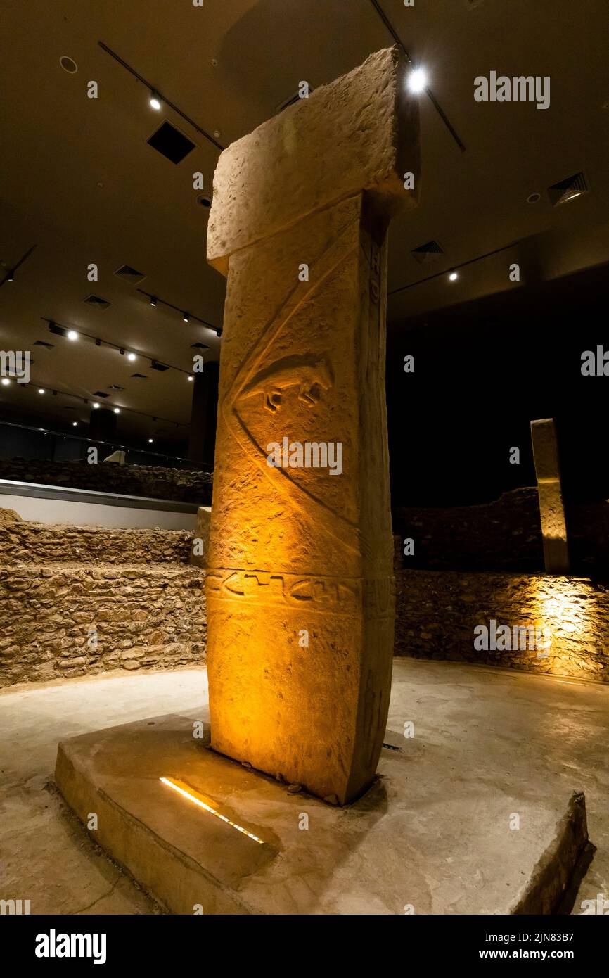 Réplica de pllar megalítico de Gabekli tepe (gabeklitepe), Museo Sanlıurfa, edad neolítica, Sanliurfa (Urfa), Turquía, Asia Menor, Asia Foto de stock