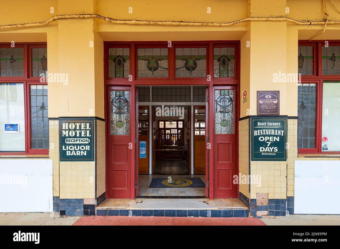 La entrada al famoso e histórico Hotel Corones, construido en los años 20, es un punto de referencia en Charleville, South West Queensland, Queensland, Australia Foto de stock