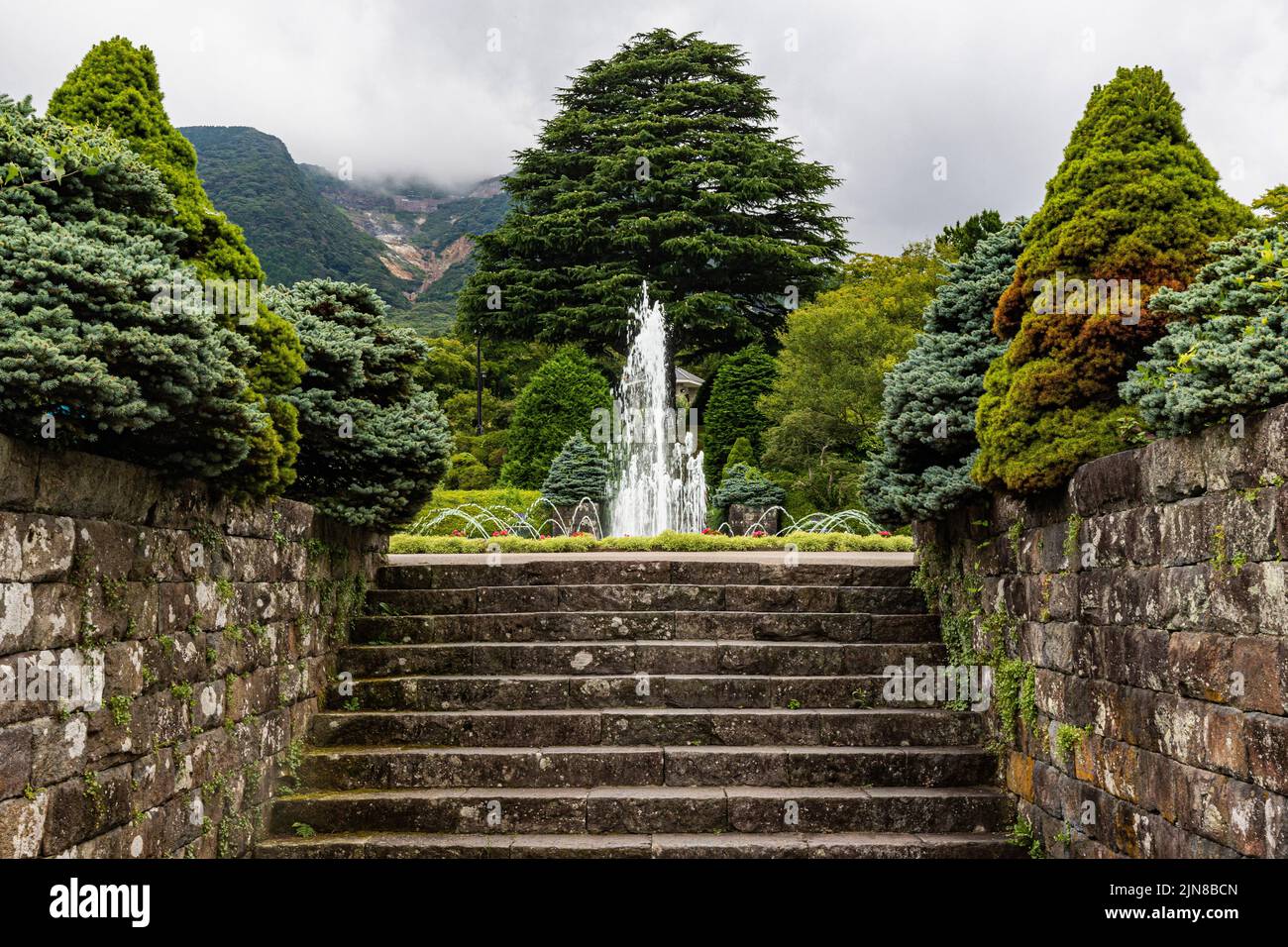 Gora Park Fountain - Gora Park es un parque paisajístico de estilo occidental situado en la empinada pendiente sobre la estación de Gora en el Parque Nacional Hakone. Es un relajante Foto de stock