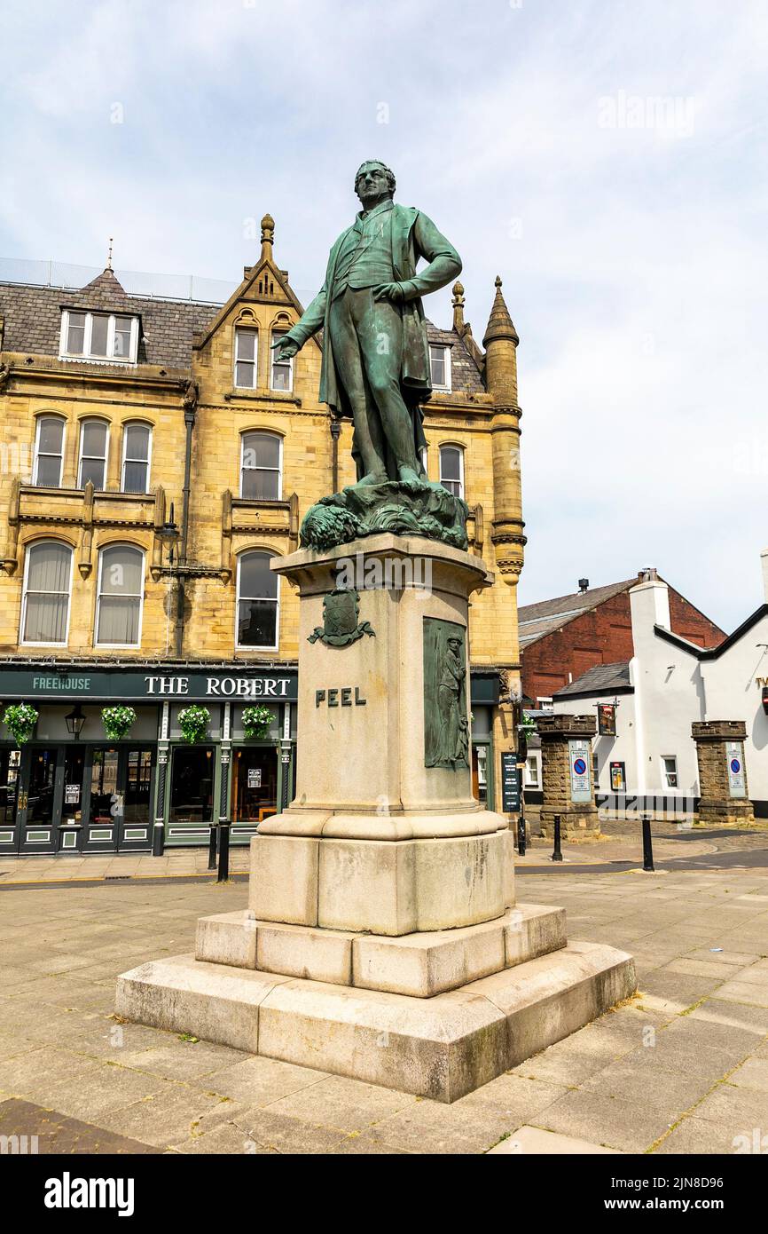Sir Robert Peel estatua en el mercado de la plaza Bury Manchester, estatua y monumento al fundador de la policía moderna y ex Primer Ministro, Inglaterra, verano Foto de stock
