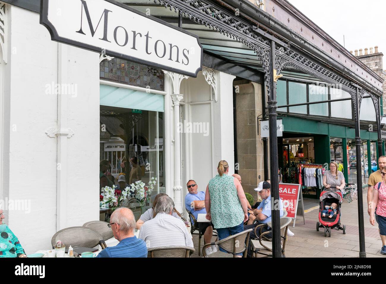 Pitlochry centro de la ciudad Perthshire, Mortons café salón café, lleno de clientes comiendo fuera, Escocia, Reino Unido, verano de 2022 Foto de stock