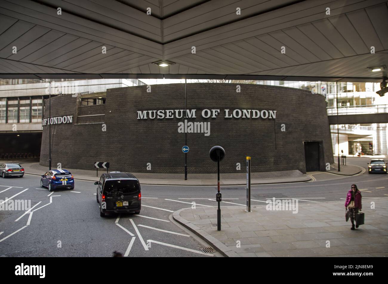 Londres, Reino Unido - 21 de marzo de 2022: Vista de la parte rotunda del Museo de Londres en la ciudad de Londres. Además de objetos de retención para el museo, el Foto de stock
