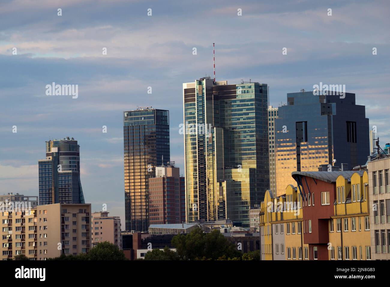 Al atardecer rascacielos de la ciudad de Polonia Foto de stock