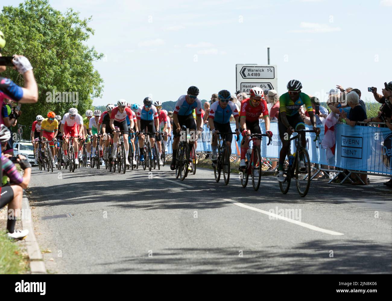 La carrera ciclista masculina de los Juegos de la Commonwealth de 2022, que se aproxima a Hampton-on-the-Hill Village, Warwickshire, Reino Unido Foto de stock