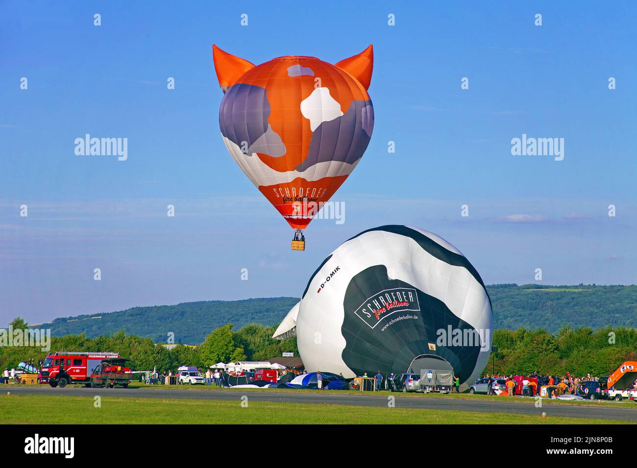 Preparación y puesta en marcha de globos aerostáticos, Mosel-Ballon-Fiesta en el aeropuerto de Trier-Foehren, Renania-Palatinado, Alemania, Europa Foto de stock