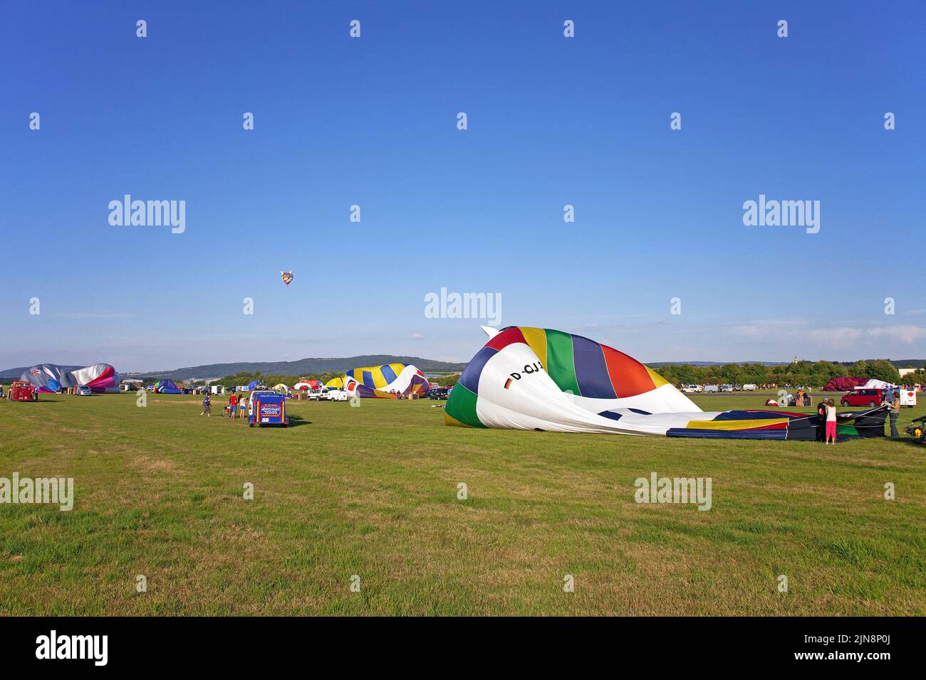 Preparación de globos aerostáticos para el vuelo, Mosel-Ballon-Festival en el aeropuerto de Trier-Foehren, Renania-Palatinado, Alemania, Europa Foto de stock