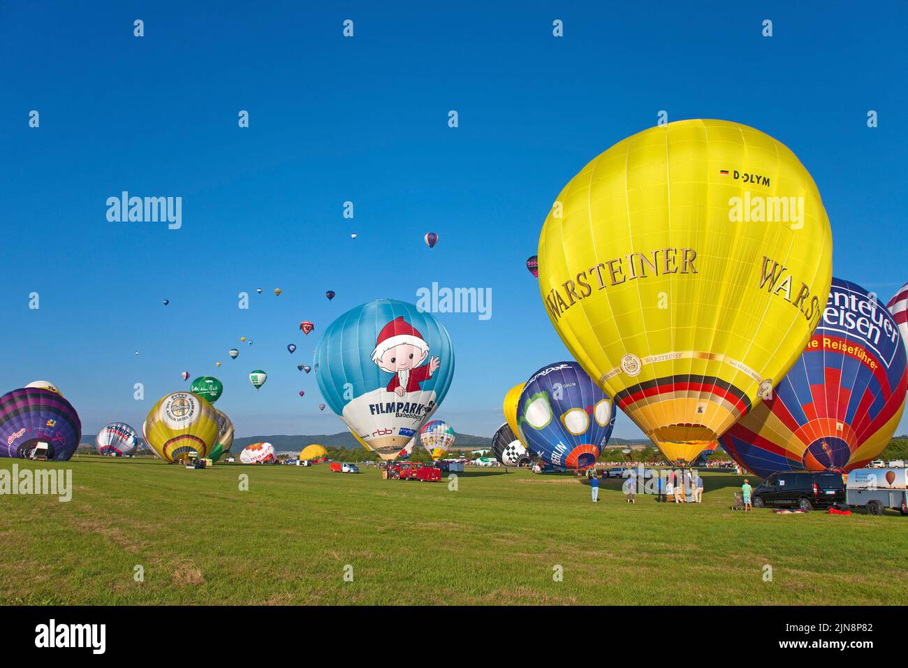 Preparación y puesta en marcha de globos aerostáticos, Mosel-Ballon-Fiesta en el aeropuerto de Trier-Foehren, Renania-Palatinado, Alemania, Europa Foto de stock