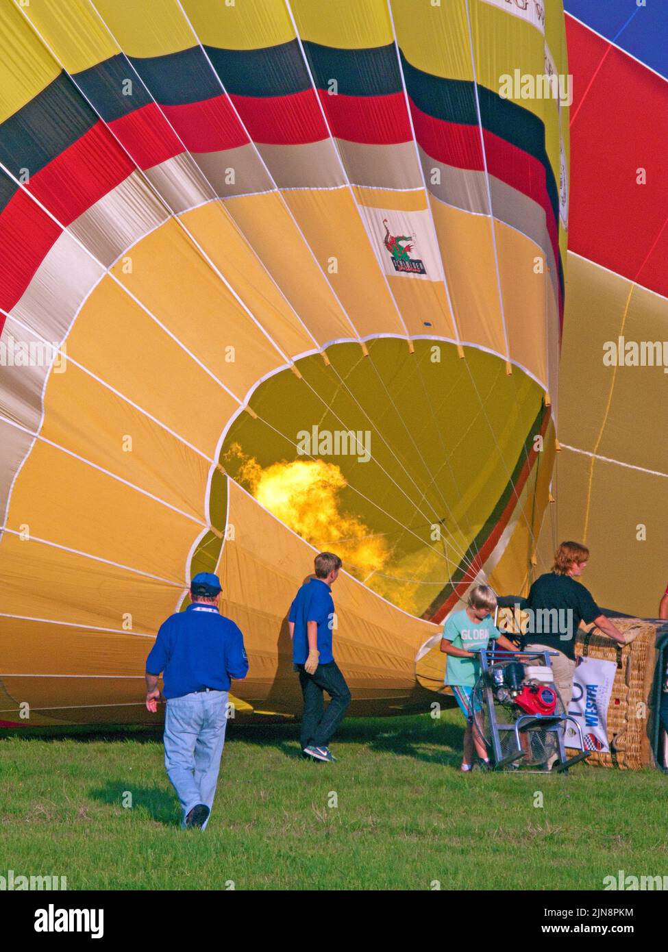 Preparación de globos aerostáticos para el vuelo, Mosel-Ballon-Festival en el aeropuerto de Trier-Foehren, Renania-Palatinado, Alemania, Europa Foto de stock
