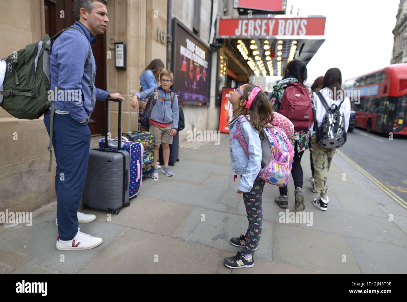Londres, Inglaterra, Reino Unido. Un padre con su joven familia en Whitehall Foto de stock