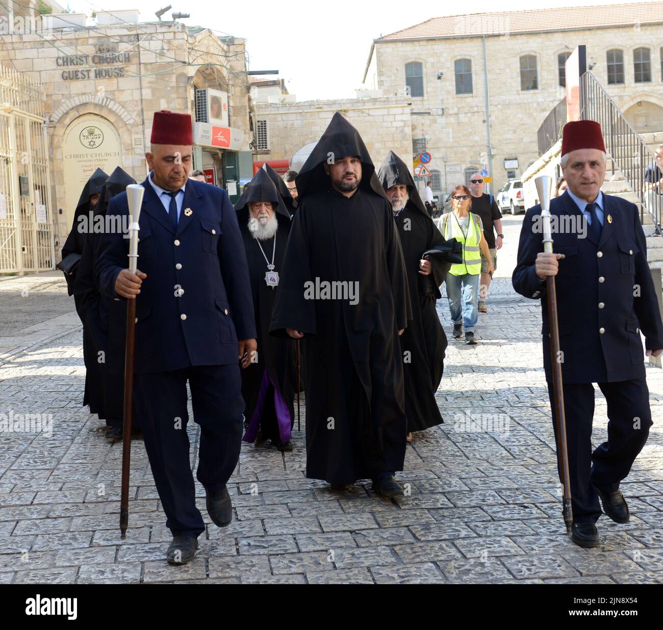 La procesión del Patriarcado Armenio a través de la ciudadela en la ciudad vieja de Jerusalén. Foto de stock