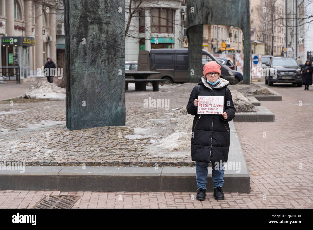 Moscú , Rusia - 26 de febrero de 2022: Protesta por un solo piquete contra la guerra de Rusia en Ucrania. La inscripción en el cartel - Los militares rusos no luchan en Ucrania. Esto no es una hazaña, sino una vergüenza común. Fotografía de alta calidad Foto de stock