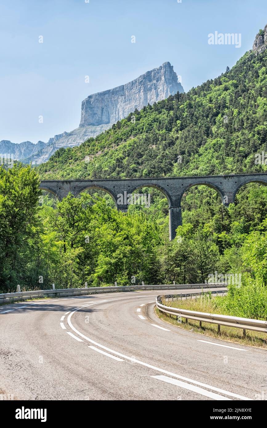 Carretera de montaña en los Alpes franceses Foto de stock