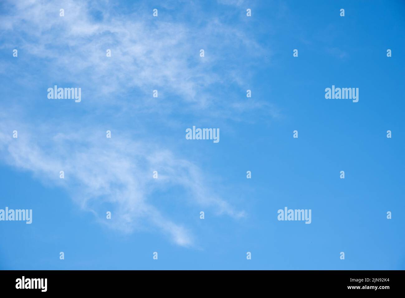 Fondo azul cielo con nubes cúmulos blancas esponjosas. Panorama de nubes blancas y esponjosas en el cielo azul. Hermoso y vasto cielo azul con sorprendente dispersión Foto de stock