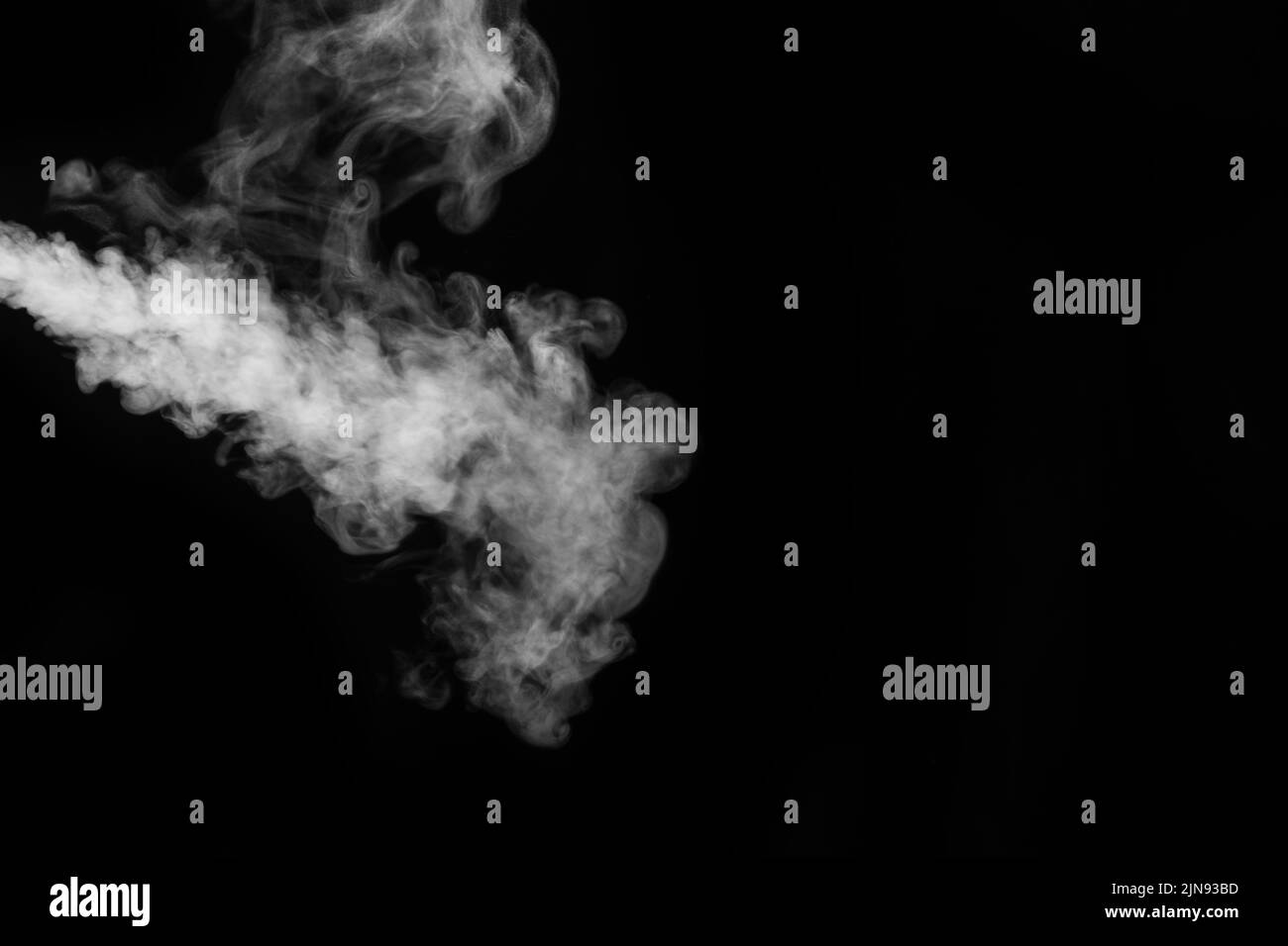 Vapor blanco, humo sobre un fondo negro para añadir a sus fotografías. Perfecto humo, vapor, fragancia, incienso. Crea fotos místicas. Humo de fondo Foto de stock