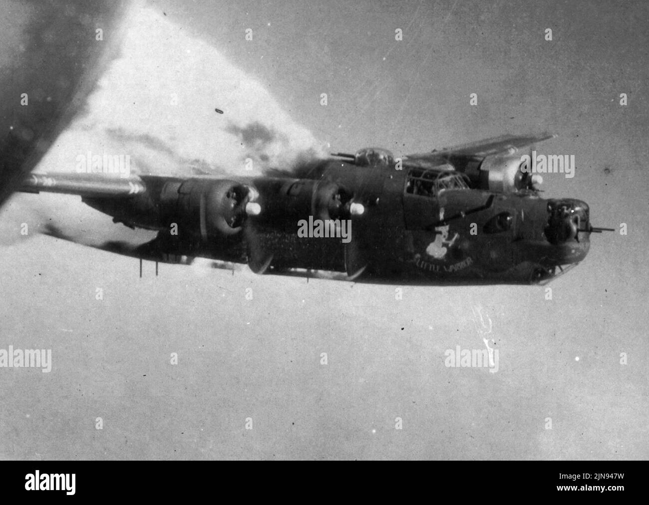 FALLERLEBEN, ALEMANIA - 29 de junio de 1944 - Los tanques de combustible del B-24 Libertador 'Little Warrior' del Escuadrón Bombero 861st explotan tras ser alcanzado por AN Foto de stock