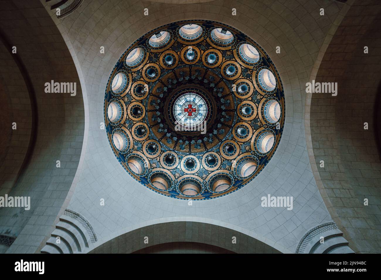 Vista interior de la cúpula de la Basílica de Nuestra Señora de Lourdes, Francia Foto de stock