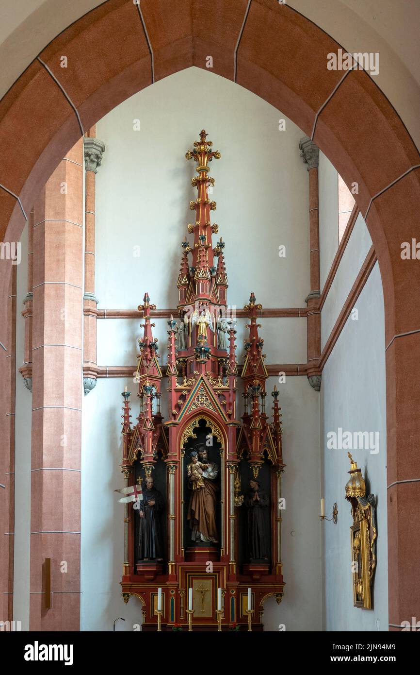 Altar con la estatua de San José en el Nikolaikirche, Villach Austria Foto de stock