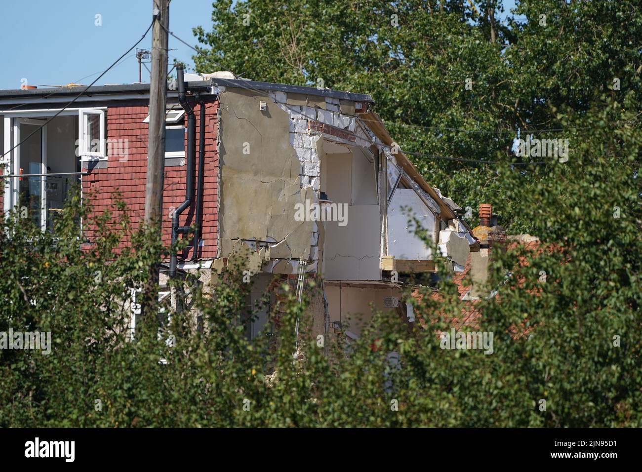 La escena en Galpin's Road en Thornton Heath, al sur de Londres, donde un niño, llamado localmente Sahara Salman, murió cuando una casa adosada se derrumbó después de una explosión y un incendio el lunes. Fecha de la foto: Miércoles 10 de agosto de 2022. Foto de stock